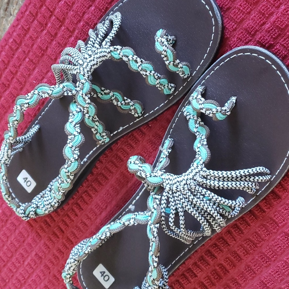 PARACHUTE CORD NWT Strappy SANDAL SZ 40 SZ 8.5 US.        (BIN 006)